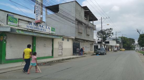 Imagen referencial. Varias personas caminan por una calle de Durán, Guayas, el 24 de agosto de 2023. 