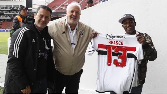 Sao Paulo entrega una camiseta a Néicer Reasco, previo al partido con Liga de Quito, el 24 de agosto de 2023.