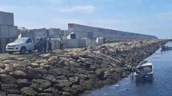 El camión de Medicina Legal retirando dos de los cuerpos hallados en Crucita, Portoviejo, el 24 de agosto de 2023. 