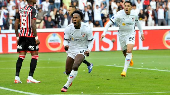 Jhojan Julio celebra su gol en el partido de Liga de Quito ante Sao Paulo, en el estadio Rodrigo Paz Delgado, el 24 de agosto de 2023.