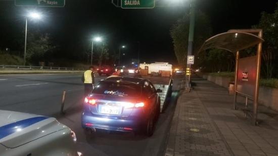 Un agente metropolitano de tránsito durante un operativo de control de velocidad en Quito, el 23 de agosto de 2023.