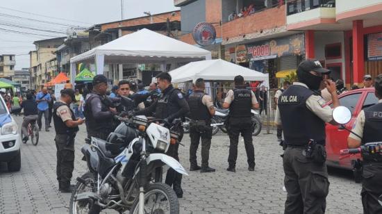 Policías se encuentran en el centro de La Troncal, donde se escucharon disparos este viernes 25 de agosto de 2023.