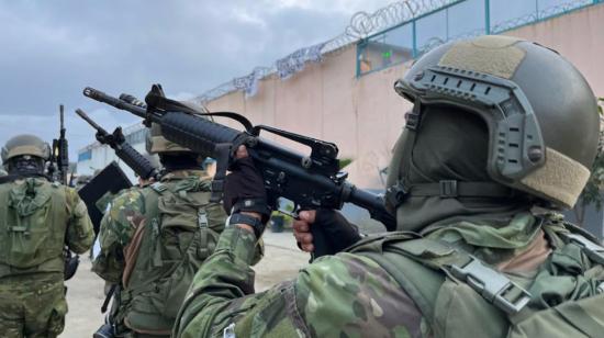 Miembros de las Fuerzas Armadas, durante un operativo en las cárceles de Guayas, este 25 de agosto de 2023.