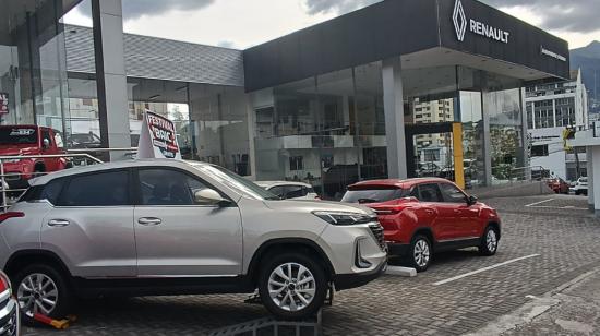 Exhibición de autos tipo SUV en una concesionaria en el norte de Quito. Foto del 23 de agosto de 2023. 