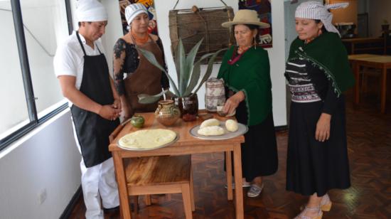 El cocinero Xavier Masaquiza, su esposa y madre sacan provecho a las propiedades curativas del penco y amasan la pizza.
