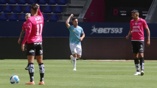 Federico Andrada celebra el triunfo de U. Católica sobre Independiente del Valle, el 26 de agosto de 2023.