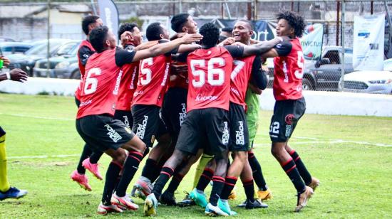 El equipo de AV25 celebra su título de campeón de la Segunda categoría de Pichincha, en 2023.