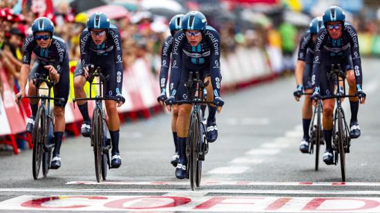 El equipo DSM - Firmenich cruza la meta en la Etapa 1 de la Vuelta a España, el 26 de agosto de 2023.