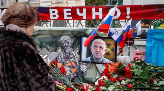 Gente deja flores en un memorial informal levantado en Moscú en honor de Yevgeny Prigozhin, extinto jefe del grupo Wagner.