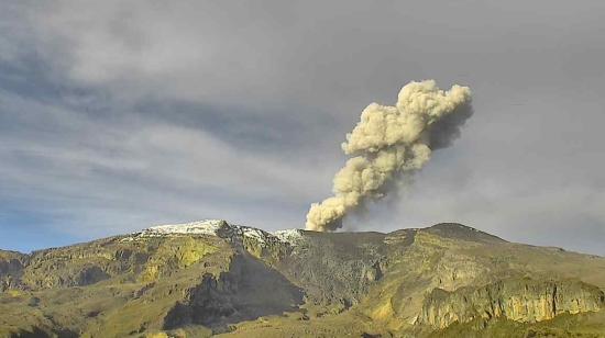 Emisión de ceniza del volcán Nevado del Ruiz, detectada por el Servicio Geológico Colombiano.