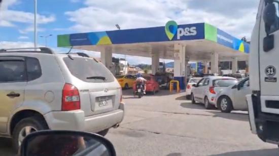 Vehículos hacen fila en una gasolinera de Cuenca, ubicada en el ingreso al Parque Industrial, el 27 de agosto de 2023.