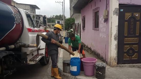 Un tanquero entrega agua en Guayaquil, el 27 de agosto de 2023.