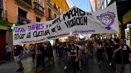 Decenas de personas protestan en Madrid y piden la salida de Luis Rubiales de la federación deportiva española, el 28 de agosto de 2023. 