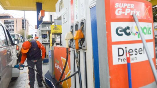 Despacho de gasolina en una estación de servicio en Cuenca, el 18 de julio de 2022.