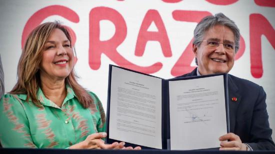 El presidente Guillermo Lasso y su esposa, Lourdes Alcívar, en la firma del decreto el 28 de agosto de 2023.