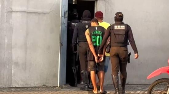 Foto referencial de presuntos extorsionadores detenidos en Guayaquil el 28 de agosto de 2023.