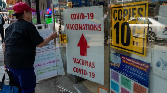 Una persona ingresa a una farmacia en Nueva York, donde se aplican vacunas contra el Covid-19, 10 de mayo de 2023. 