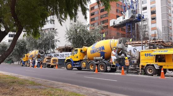 Imagen referencial. Varios camiones mezcladores de Unicon en un proyecto inmobiliario en Quito, el 2 de junio de 2020. 