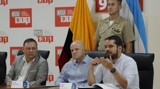 El ministro del Interior, Juan Zapata (Izq.), el vicepresidente Alfredo Borrero, y el secretario de Gestión de Riesgos, Cristian Torres, en una rueda de prensa en Samborondón tras reunión del COE Provincial de Guayas. 