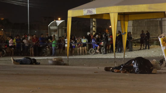 Los cadáveres de cuatro personas quedaron tendidos en el suelo, a las afueras de una gasolinera en el cantón Durán, en Guayas. 