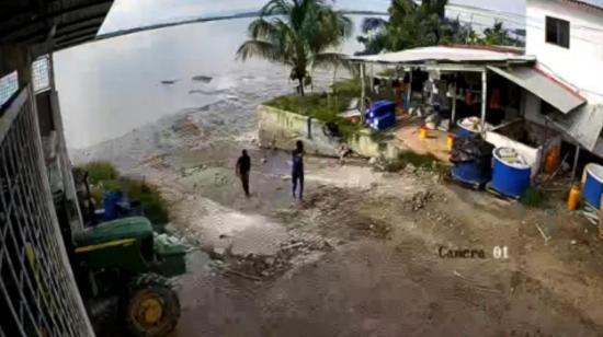 Toma de una cámara de seguridad del momento del robo a una camaronera, en junio de 2023. 