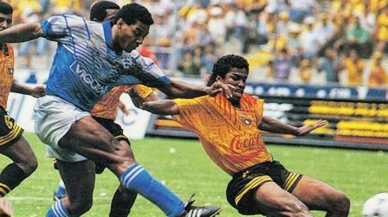 Eduardo 'Tanque' Hurtado (izquierda), durante un partido ante Barcelona SC, por el torneo local. 