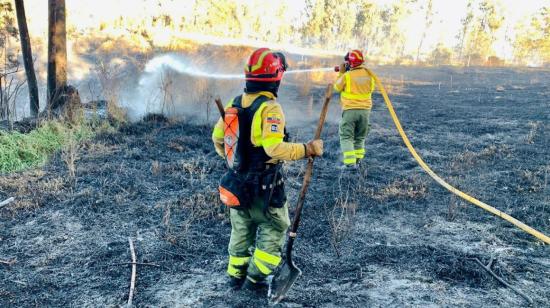 Bomberos trabajan en un incendio forestal en Quito, el 30 de agosto de 2023.