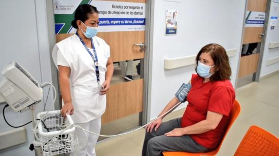 Una enfermera toma la presión de una paciente en el Hospital Quito Sur del IESS, el 19 de mayo de 2023.
