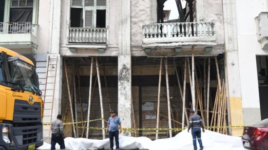 La casa patrimonial Maldonado, a punto del colapso, en las calles Víctor Manuel Rendón, entre Pedro Carbo y Panamá, en el centro de Guayaquil. 