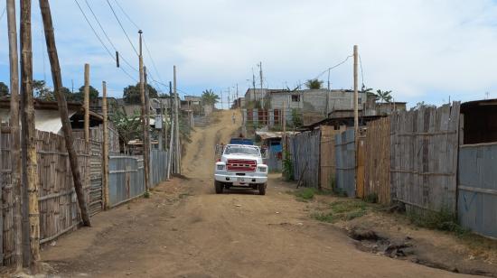 Un tanquero de agua transita por una calle en mal estado en Monte Sinaí, Guayaquil, en 2022. 