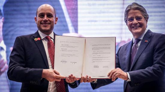 El exministro de Comercio Exterior, Julio Prado y el presidente Guillermo Lasso, durante la firma del acuerdo comercial con China.