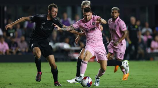 Lionel Messi intenta cubrir una pelota en el partido ante Nashville, en Miami, el 30 de agosto de 2023.