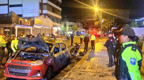 Carro incendiado en el sector de La Mariscal, Quito, el 30 de agosto 2023.