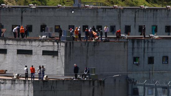 Reclusos de la cárcel de Turi en los techos del penal, el 30 de agosto de 2023. 