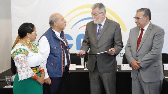 El vicepresidente del CNE, Enrique Pita (centro), durante la entrega del informe de observadores de las elecciones anticipadas, el 21 de agosto de 2023. 