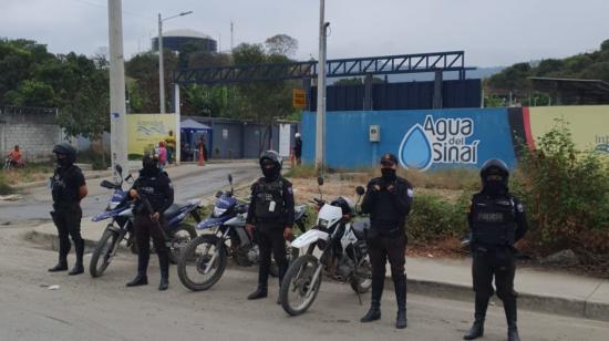 Un grupo de policías resguarda los exteriores de la planta de bocatoma de agua de Monte Sinaí, en Guayaquil, el 31 de agosto de 2023. 