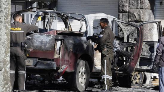 Policías inspeccionan un carro bomba en Quito, el 31 de agosto de 2023.