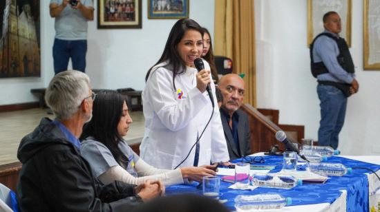 La candidata presidencial Luisa González, este 31 de agosto de 2023, durante una reunión con médicos en Quito.