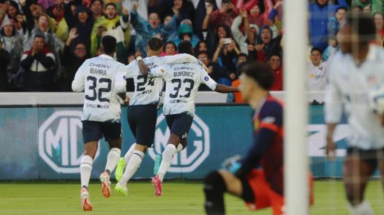 Los jugadores de Liga de Quito festejan un gol ante Defensa y Justicia en la semifinal de ida de la Copa Sudamericana.