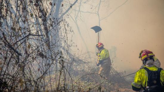 Bomberos trabajan en un incendio en el Cañón del Chiche, en Quito, el 31 de agosto de 2023.