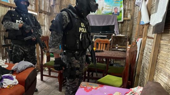 Imagen referencial de un operativo policial en Esmeraldas contra bandas criminales, abril de 2023. 