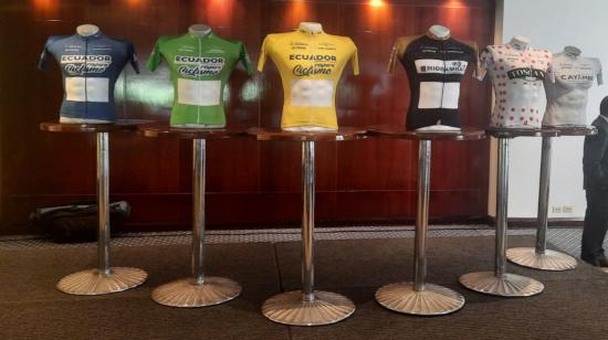 Los maillots de los ganadores de la Vuelta al Ecuador 2023.