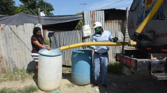 Unas 100.000 personas se abastecen de agua potable por tanquero en Monte Sinaí y en el distrito Nueva Prosperina, al noroeste de Guayaquil. 