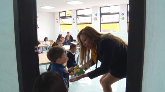 Una profesora saluda a sus alumnos en una escuela de Quito, el 22 de agosto de 2023.