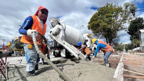 Trabajadores del Municipio de Quito durante la repavimentación de la  avenida Colón, el 28 de agosto de 2023.