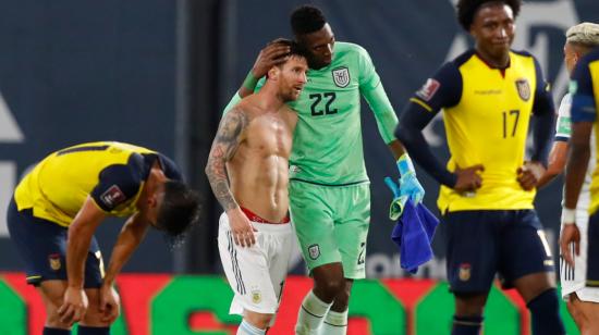 Alexander Domínguez abraza a Lionel Messi, en el partido de Ecuador ante Argentina, el 8 de octubre de 2020.