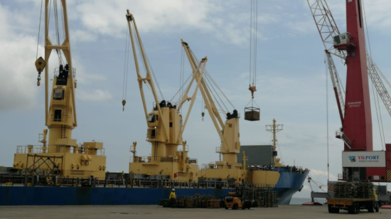 Embarque de banano al buque Baltic Jasmine, en Puerto Bolívar, en El Oro. Foto de abril de 2023. 