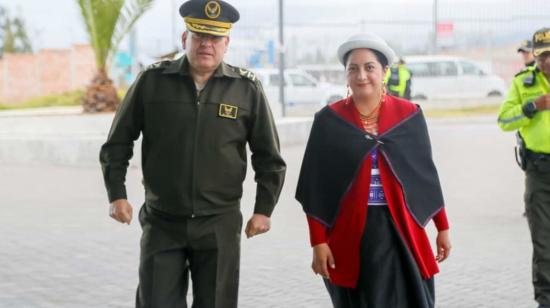 La alcaldesa de Ambato, Diana Caiza, y el coronel William Calle, jefe de la Subzona de Tungurahua, en una reunión sobre seguridad. 