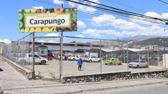 Fachada del mercado de Carapungo, en donde explotó una bomba molotov este 1 de septiembre de 2023.