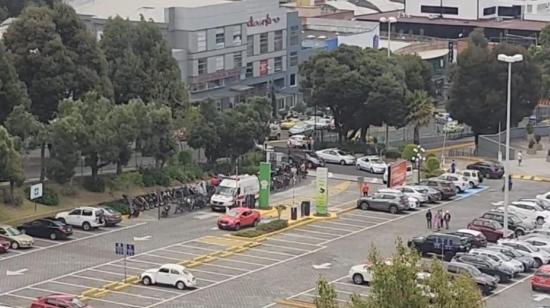 Una ambulancia entra al parqueadero del Centro Comercial El Bosque, en Quito.